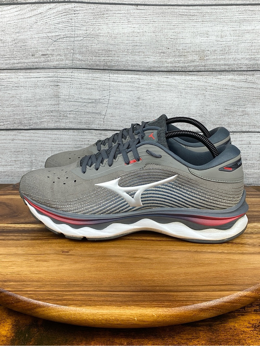 Mizuno Men’s Wave Sky 5 Grey Red Running Shoes Sneaker Size 9